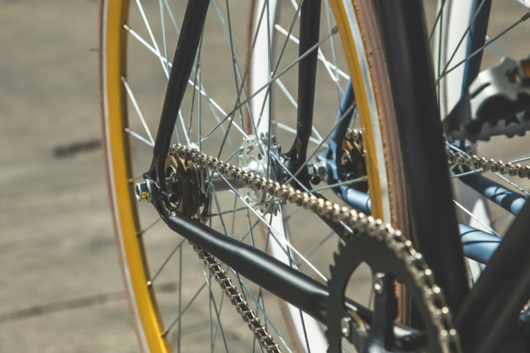 Mit Niebieskiej Puszki: Dlaczego WD-40 to nie jest smar do twojego roweru (i łańcucha)